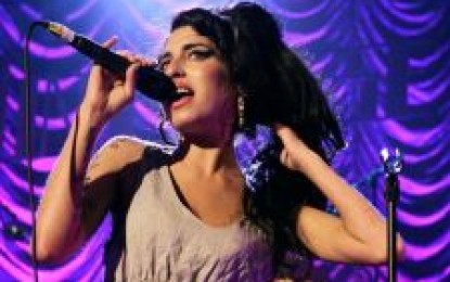Amy Winehouse volta aos palcos em plena forma