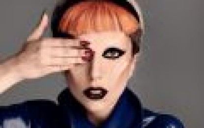 Lady Gaga canta "Hair" ao vivo com cabelo preso a uma "mini Torre Eiffel" e uma parte em francês