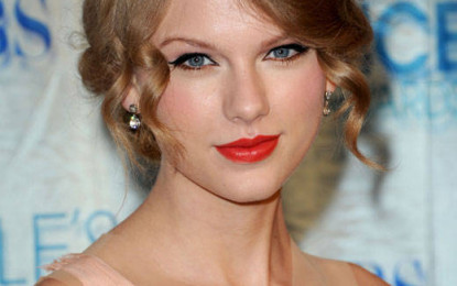 Taylor Swift revela que já escreveu 25 músicas para novo CD.