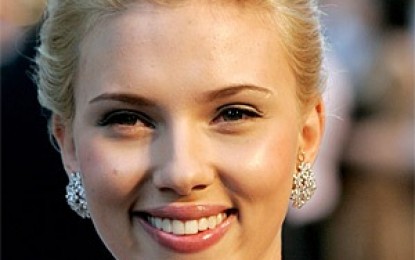 Scarlett Johansson lança single de Natal.