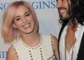 Katy Perry participa de evento com Russell Brand e exibe cabelos curtos.