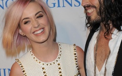 Katy Perry participa de evento com Russell Brand e exibe cabelos curtos.