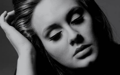 Adele quebra recorde que pertencia a Whitney Houston.