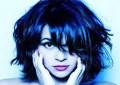 Norah Jones divulga nova música, confira na Chic.