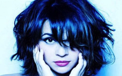 Norah Jones divulga nova música, confira na Chic.