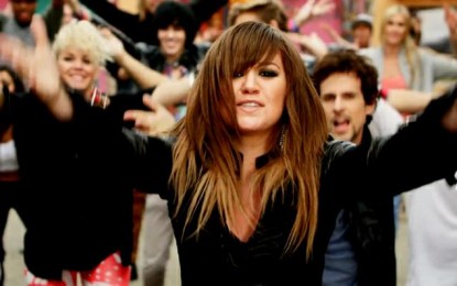 A caminho do Brasil, Kelly Clarkson lança clipe para ‘Dark Times’